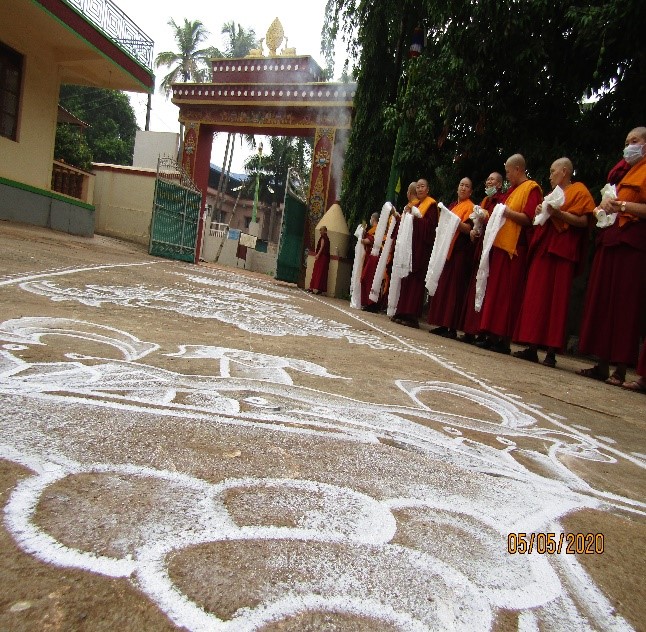 Tibet.de Nonnen Corona Abstand