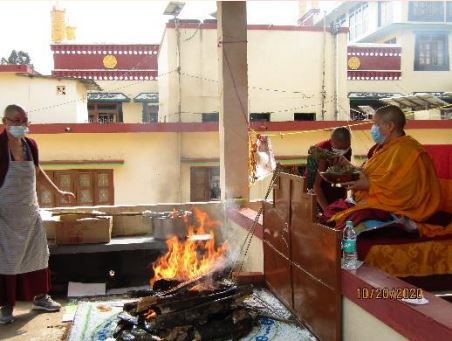 Tibet.de Nonnen Feuerpuja