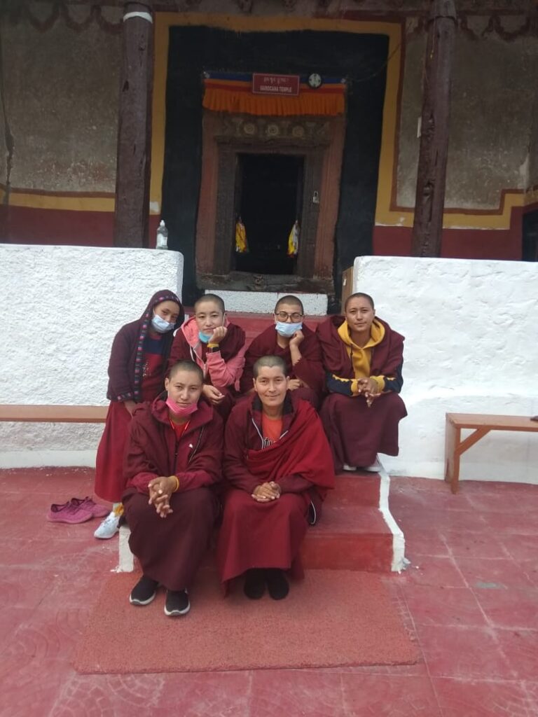 Gruppe von buddhistischen Nonnen lächelnd